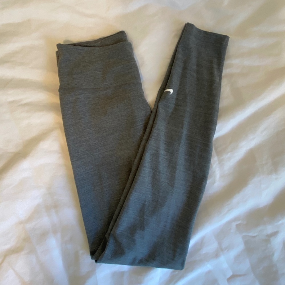 GREY NIKE LEGGINGS